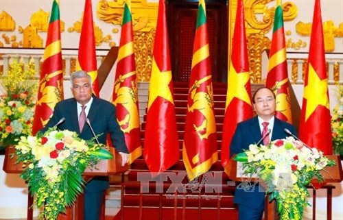 阮春福与维克勒马辛哈共同会见记者。（图片来源：越通社）