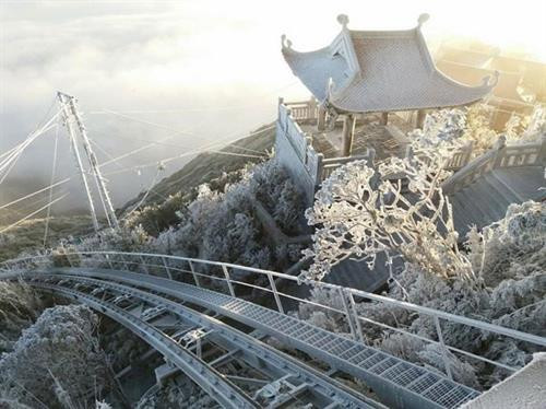 大雪覆盖番西邦峰。（图片来源：越通社）