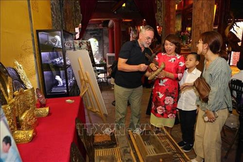 此次展会展出了许多精致手工艺品。图自越通社