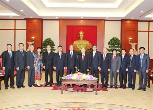 双方代表合影。（图片来源：越通社）