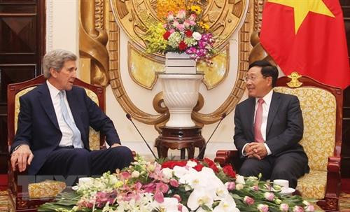 越南政府副总理兼外长范平明会见美国前国务卿约翰•克里。图自越通社
