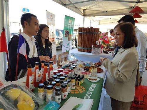 资料图:在法国举行的“越南农产品周”展会。(图片来源:越通社) 资料图:在法国举行的“越南农产品周”展会。(图片来源:越通社)