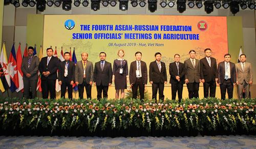 与会代表合影。图自越通社