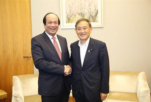 越南政府办公厅主任梅进勇会见日本内阁官房长官菅义伟(Yoshihide Suga)。图自越通社