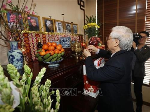 越共中央总书记、国家主席阮富仲上香缅怀已故越共中央总书记长征。越通社记者 智勇 摄