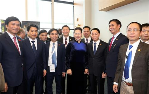 阮氏金银和各位代表合影。图自越通社