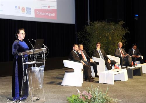 阮氏金银在会议闭幕式上发表讲话。图自越通社