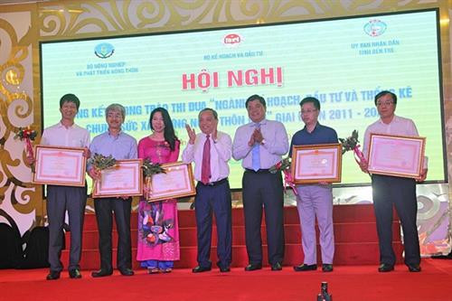 “计划投资与统计部门携手共建新农村”竞赛运动（2011-2020年）总结会议6月25日在槟椥省举行，许多集体和个人获表彰。图自越通社