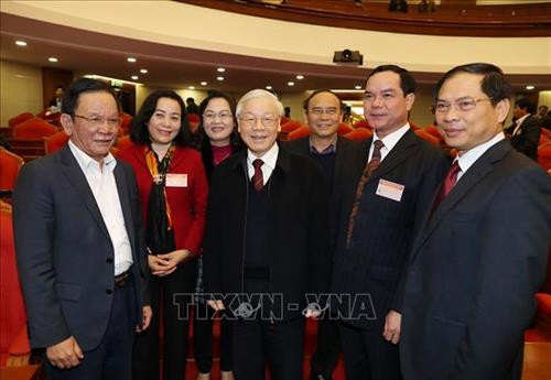 阮富仲同与会代表合影留念。图自越通社 阮富仲同与会代表合影留念。图自越通社