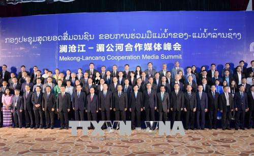 与会代表合影。（图片来源：越通社）