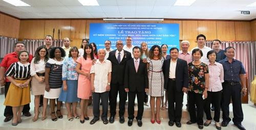 越南授予古巴驻越大使“致力于各民族和平与友谊”纪念章 ảnh 2