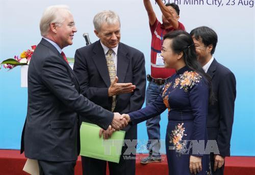 阮氏金进部长同美国卫生与公众服务部部长汤姆·普莱斯握手。(图片来源:越通社) 阮氏金进部长同美国卫生与公众服务部部长汤姆·普莱斯握手。(图片来源:越通社)