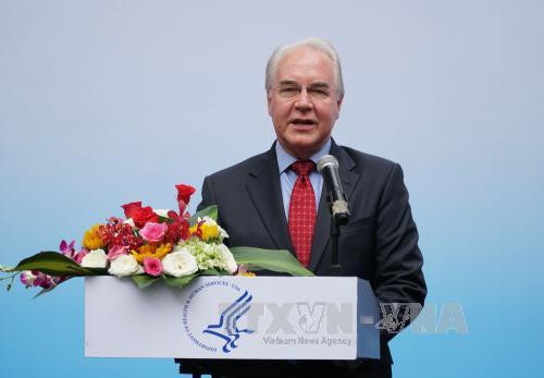 美国卫生与公众服务部部长汤姆·普莱斯在仪式上发表讲话。(图片来源:越通社) 美国卫生与公众服务部部长汤姆·普莱斯在仪式上发表讲话。(图片来源:越通社)