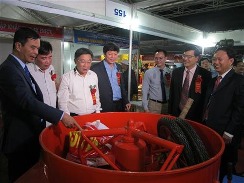 参观展会的代表。图自越通社