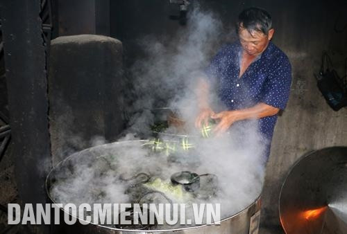 为了使日丽粽子全熟，蒸煮时间为10-12小时左右，这是让米粒膨胀开和粽馅混合均匀的最佳时间。记者 胡求 摄