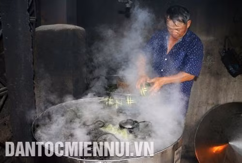 为了使日丽粽子全熟，蒸煮时间为10-12小时左右，这是让米粒膨胀开和粽馅混合均匀的最佳时间。记者 胡求 摄