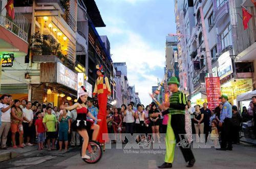 裴援步行街上的艺术表演活动。（图片来源：越通社）