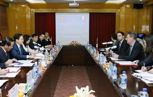 双方会谈场景。（图片来源：越通社）