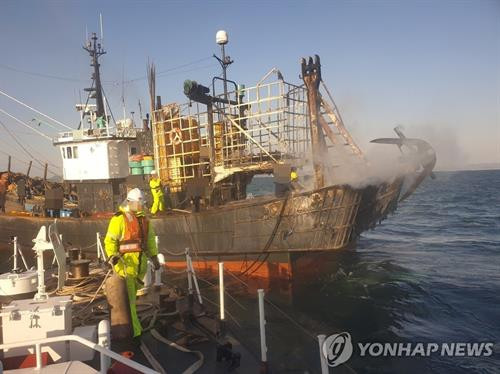 起火的渔船。（图片来源：Yonhap）