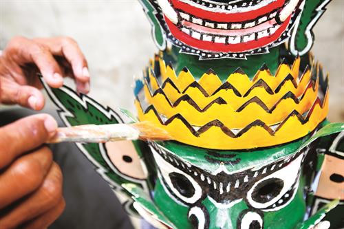 师傅们将根据每种帽子和面具而为其画出独特的颜色和花纹。