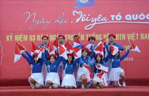 许多青年团员参加在岘港市举行的“我爱我祖国”活动。图自越通社