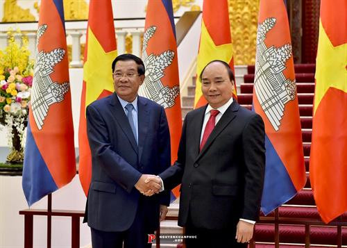 资料图：越南政府总理阮春福与柬埔寨首相洪森。图自互联网
