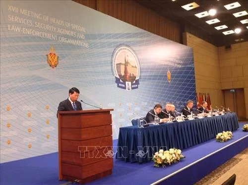 越共中央委员、公安部副部长裴文南上将在会议上发表讲话。图自越通社