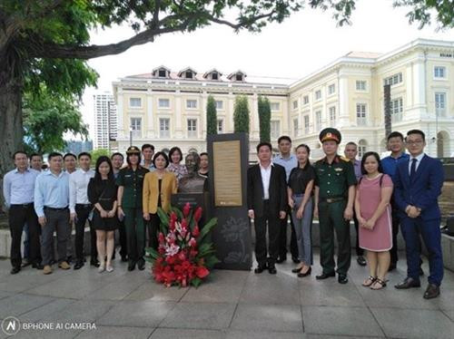 越南驻新加坡大使曹氏清香和旅居新加坡越南人在新加坡亚洲文明博物馆公园的胡志明主席塑像献上花篮。图自越通社