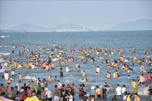 巴地头顿头省沙滩吸引大量游客前来度假。图自越通社