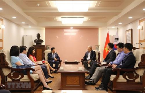 越南文化体育与旅游部工作代表团在韩国的活动。图自越通社