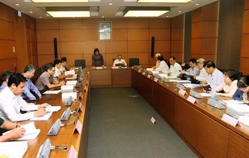 国会分组讨论2016-2020中期公共投资计划储备基金的安排、使用工作。图自越通社