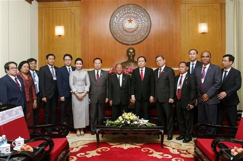 双方代表合影。图自越通社