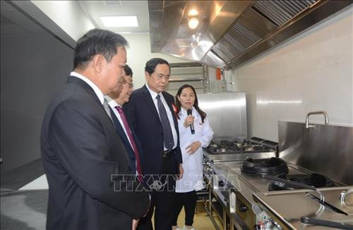 越南祖国阵线中央委员会主席陈青敏参观河南肉类制品加工厂