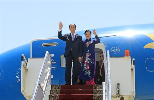 陈大光和夫人抵达卢克索市机场 图自越通社