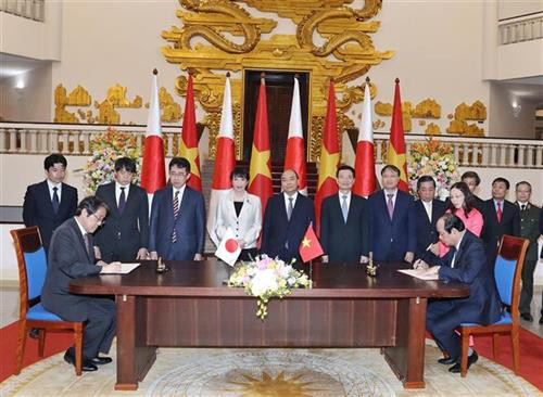 阮春福总理和高市早苗大臣共同见证了越日政府关于“政府报告信息系统的硬件设备供应”项目的公函签字仪式。图自越通社 阮春福总理和高市早苗大臣共同见证了越日政府关于“政府报告信息系统的硬件设备供应”项目的公函签字仪式。图自越通社