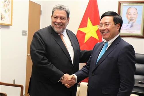 越南政府副总理兼外长范平明会见圣文森特和格林纳丁斯总理拉尔夫·冈萨尔维斯。图自越通社