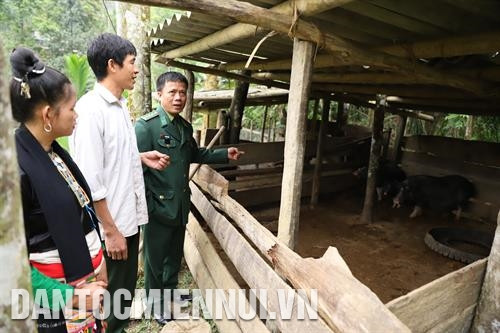 幸移屯的边防部队走下基层，引导各乡少数民族同胞养猪。记者 方杰 摄 圻山县南根国际口岸得到投资建设，为边民往来和进行货物交易创造便利条件。记者 越娥 摄