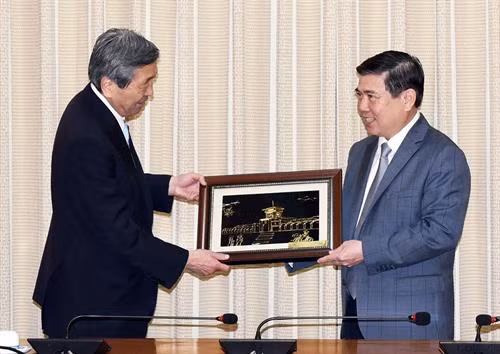 阮成峰向日本自由民主党（LDP)代理秘书长林干雄赠送礼品。（图片来源：越通社）