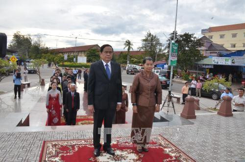 两国代表团向设在贡布省的越南烈士纪念碑敬香。(图片来源:越通社) 两国代表团向设在贡布省的越南烈士纪念碑敬香。(图片来源:越通社)