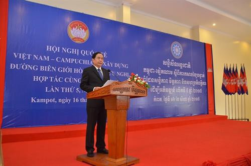 越共中央委员、越南祖国阵线中央委员会主席陈青敏在会议上发表讲话。(图片来源:越通社) 越共中央委员、越南祖国阵线中央委员会主席陈青敏在会议上发表讲话。(图片来源:越通社)