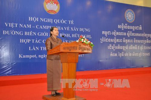 柬埔寨人民党中央委员会常务委员、副首相兼议会联络与监察部大臣、柬越友好协会主席梅森安在会上发表讲话。(图片来源:越通社) 柬埔寨人民党中央委员会常务委员、副首相兼议会联络与监察部大臣、柬越友好协会主席梅森安在会上发表讲话。(图片来源:越通社)