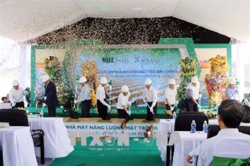 宁顺省首座太阳能发电厂的动工兴建仪式。（图片来源：越通社）