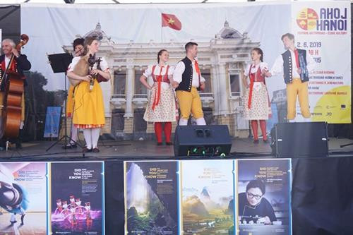 捷克少数民族的跳舞表演。图自越通社 捷克少数民族的跳舞表演。图自越通社