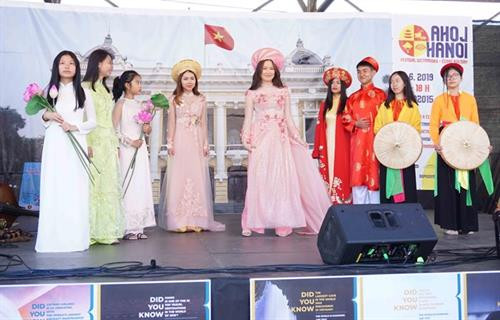 越南传统服装秀。图自越通社 越南传统服装秀。图自越通社