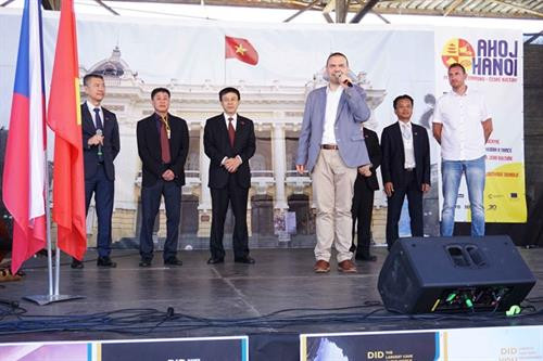 比尔森市市长马丁巴赫在活动上发表讲话。图自越通社 比尔森市市长马丁巴赫在活动上发表讲话。图自越通社