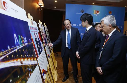 代表们参观展览。图自越通社