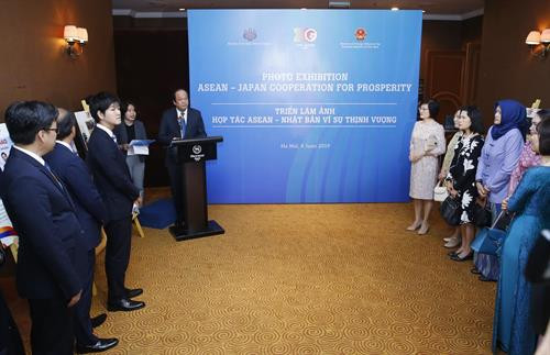 越南政府办公厅主任梅进勇在开幕式上发表讲话。图自越通社