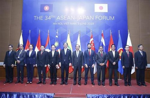 各国代表团团长 图自越通社 各国代表团团长 图自越通社