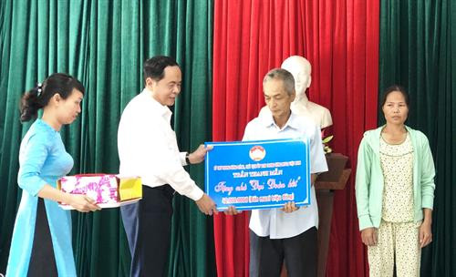 陈青敏走访慰问承天顺化省3个贫困户并向他们赠送团结屋和慰问品等。图自越通社 陈青敏走访慰问承天顺化省3个贫困户并向他们赠送团结屋和慰问品等。图自越通社