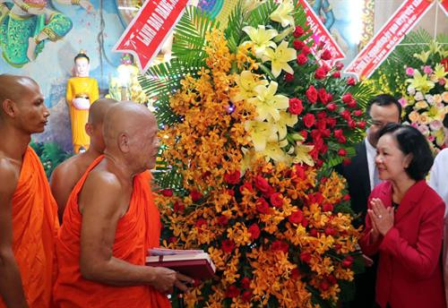 越共中央政治局委员、中央书记处书记、中央民运部部长张氏梅 看望慰问越南佛教协会证明理事会副法主杨仁和尚。图自越通社 越共中央政治局委员、中央书记处书记、中央民运部部长张氏梅 看望慰问越南佛教协会证明理事会副法主杨仁和尚。图自越通社